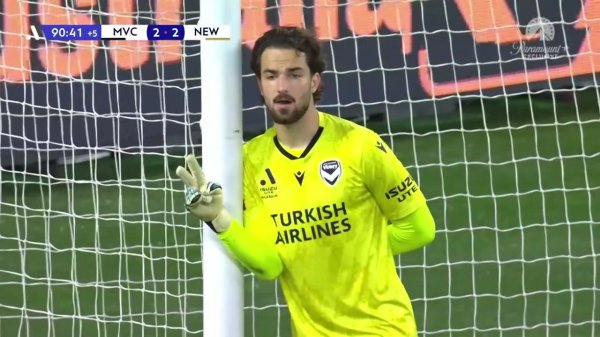 配资推荐 名场面！澳超数十只海鸥飞进球场，两队球员淡定继续比赛